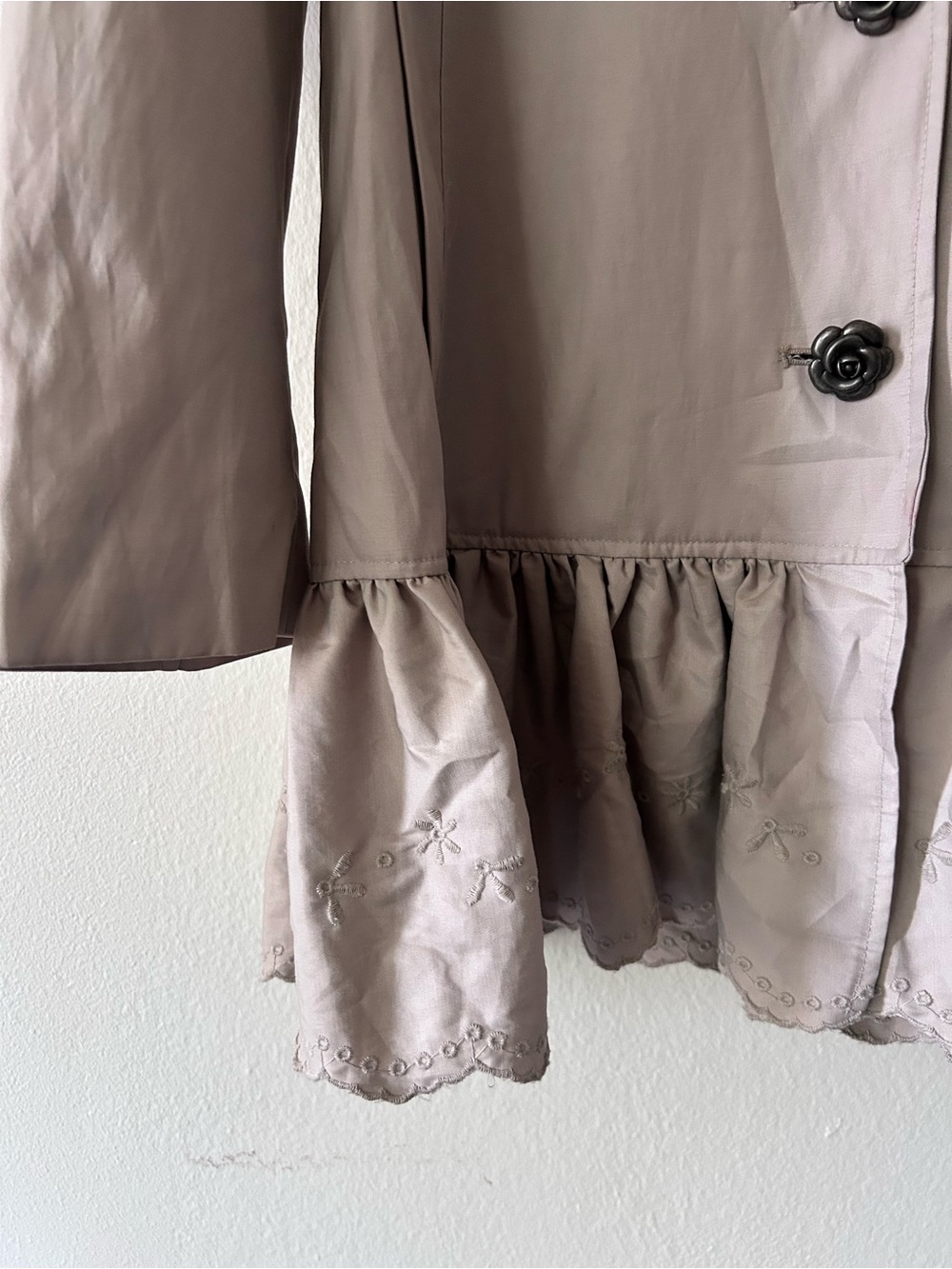 Vintage Betsey Johnson Beige Eyelet Ruffle Hem Floral Hem Trench Coat Romantic M - Picture 4 of 6